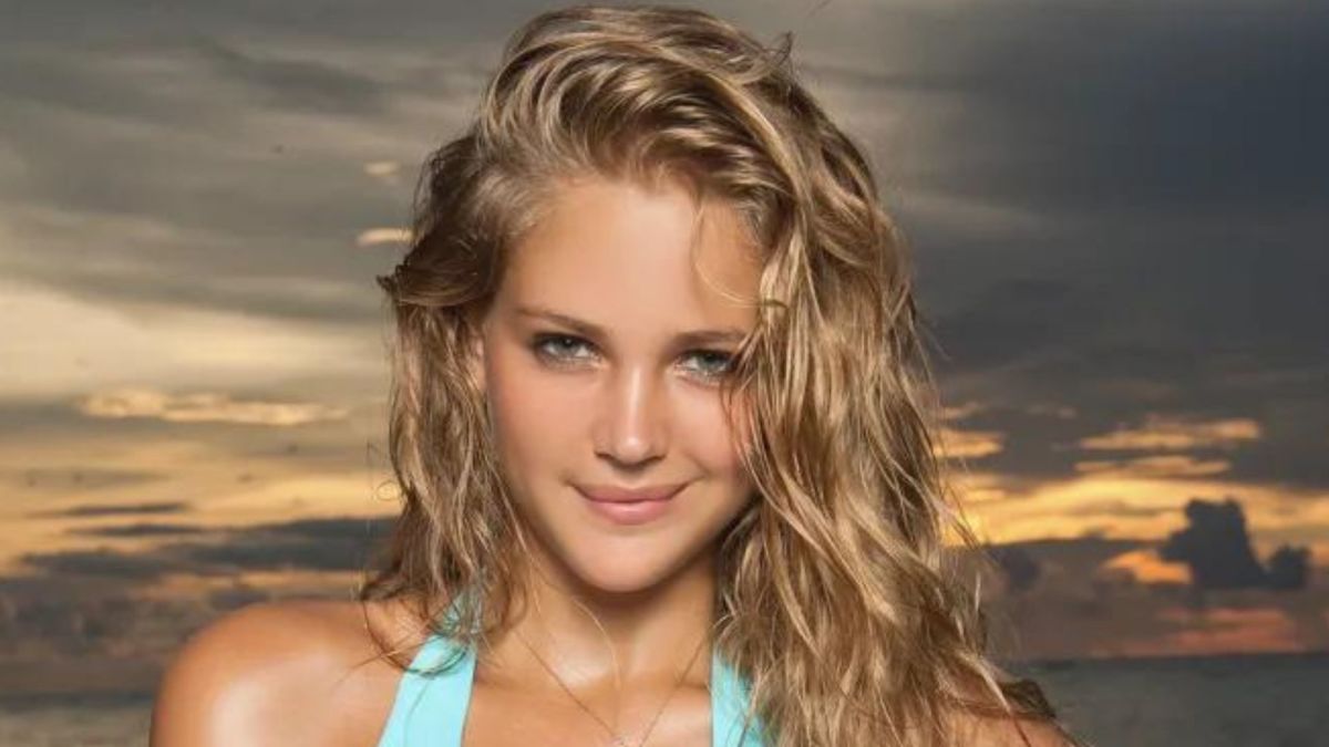 Esti Ginzburg was photographed by Raphael Mazzucco in the Philippines.